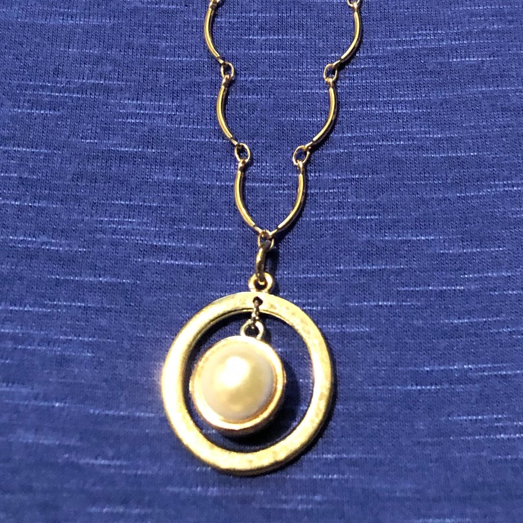 Beautiful Snap Pearl And Gold Circle Necklace And Earring Set